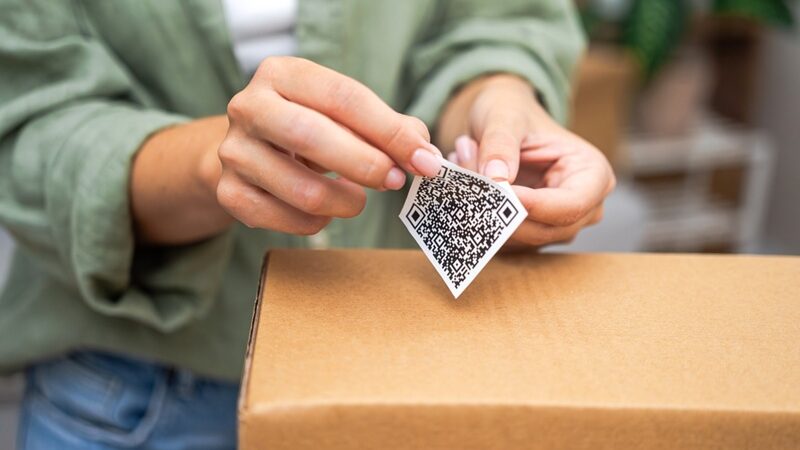 מדבקת QR Code על אריזה