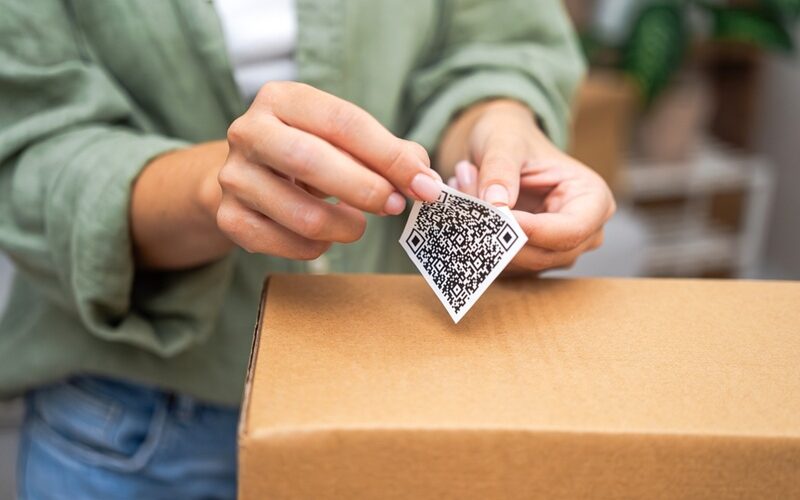 מדבקת QR Code על אריזה